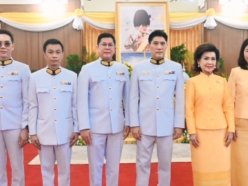 ถวายพระพรชัยมงคล : ละออ ตั้งคารวคุณ รองประธานผู้ก่อตั้ง บมจ.ทีโอเอ เพ้นท์ (ประเทศไทย), จตุภัทร์
ตั้งคารวคุณ ประธานเจ้าหน้าที่บริหาร และ ดร.อรุณี ตั้งคารวคุณ พร้อมด้วยพนักงาน บมจ.ทีโอเอ เพ้นท์ (ประเทศไทย) ร่วมกันทูลเกล้าทูลกระหม่อมถวายแจกันดอกไม้เบื้องหน้าพระบรมฉายาลักษณ์ และ
ลงนามถวายพระพรชัยมงคลพระบาทสมเด็จพระเจ้าอยู่หัว ณ ศาลาสหทัยสมาคม ในพระบรมมหาราชวัง