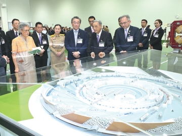สมเด็จพระกนิษฐาธิราชเจ้า กรมสมเด็จพระเทพรัตนราชสุดาฯ สยามบรมราชกุมารี เสด็จพระราชดำเนินไปทรงเปิดอาคารวิทยนวัตกรรม สถาบันวิจัยแสงซินโครตรอน จังหวัดนครราชสีมา เพื่อยกระดับขีดความสามารถและการพึ่งพาตนเองทางวิทยาศาสตร์และเทคโนโลยีของไทย ลดการนำเข้าเทคโนโลยีจากต่างประเทศ พร้อมขับเคลื่อนสู่เศรษฐกิจฐานนวัตกรรม รวมทั้งใช้ฝึกอบรมบุคลากรที่มีทักษะสูงในอุตสาหกรรมต่างๆ เมื่อวันศุกร์ที่ 1 สิงหาคม 2568 เวลา 13.09 น.