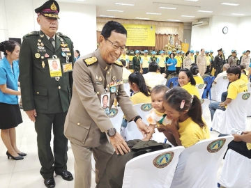 พระบาทสมเด็จพระเจ้าอยู่หัว ทรงพระกรุณาโปรดเกล้าโปรดกระหม่อมให้ นายนุรักษ์ มาประณีต องคมนตรี ร่วมกับมูลนิธิราชประชานุเคราะห์ ในพระบรมราชูปถัมภ์ เชิญถุงพระราชทานและเครื่องอุปโภค-บริโภค จำนวน 1,000 ถุง ไปมอบแก่ผู้ประสบอุทกภัยในพื้นที่จังหวัดสุโขทัย ซึ่งได้รับอิทธิพลจากพายุดีเปรสชั่นวิภา
ณ หอประชุมที่ว่าการอำเภอสวรรคโลก จังหวัดสุโขทัย เมื่อวันพฤหัสบดีที่ 31 กรกฎาคม 2568