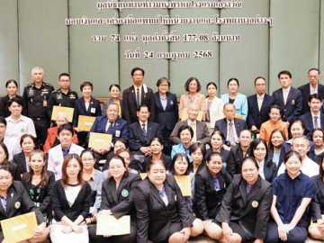 เพื่อการแพทย์และสาธารณกุศล : ผดุง เตชะศรินทร์ รองประธานกรรมการ มูลนิธิทุนท่านท้าวมหาพรหมโรงแรม
เอราวัณ มอบเงินและเครื่องมือแพทย์ให้หน่วยงานและโรงพยาบาลในจังหวัดต่างๆ รวม 74 แห่ง มูลค่าทั้งสิ้น
177,084,729 บาท โดยมีคณะกรรมการมูลนิธิฯ พร้อมด้วยผู้แทนจากหน่วยงานและโรงพยาบาลที่ได้รับ
เงินบริจาคของมูลนิธิทุนท่านท้าวมหาพรหมโรงแรมเอราวัณ ร่วมงาน ที่โรงแรมแกรนด์ไฮแอท เอราวัณ กรุงเทพ