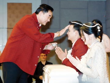 มงคลชีวิต : ดร.อัศวิน อิงคะกุล ประธานกรรมการบริหาร มิราเคิล กรุ๊ป เป็นประธานในพิธีหลั่งน้ำพระพุทธมนต์
อวยพรในงานมงคลสมรส ระหว่าง เบญญาภา ยังปลื้มจิตต์ บุตรี สินีนาฏ ยังปลื้มจิตต์ กับ ศิริวิทย์
กระแสเทพ บุตร พัชราวลัย สังข์พันธ์ เพื่อชีวิตคู่ที่มีความสุข ความเจริญ และเป็นสิริมงคล ท่ามกลางแขก
ที่มาร่วมแสดงความยินดีในงานอย่างอบอุ่น ที่ โรงแรมมิราเคิล แกรนด์ คอนเวนชั่น เขตหลักสี่ กรุงเทพฯ