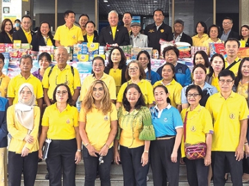 ห่วงใย : ชนะพล ชินปัญจพล ประธาน บจก.ชินบวร ผู้บริหารตลาดเคหะประชารัฐ
บวรร่มเกล้า มอบเงินและเครื่องอุปโภค-บริโภคให้แก่ ทวีพงษ์ วิชัยดิษฐ ผู้ว่าการ
การเคหะแห่งชาติ เพื่อร่วมนำไปช่วยเหลือบรรเทาความเดือดร้อนของประชาชนที่
ได้รับผลกระทบจากสถานการณ์ชายแดนไทย-กัมพูชา ที่สำนักงานการเคหะแห่งชาติ
