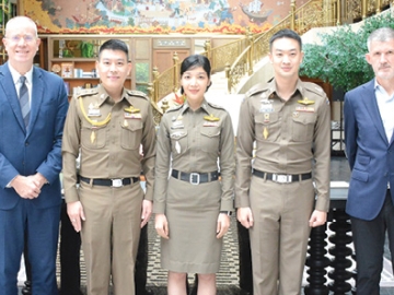 ให้ความรู้ผู้นำชุมชน : สุชานนท์ มงคลธง ผจก.โรงแรมมณเฑียร สุรวงศ์ ต้อนรับ พ.ต.ต.พากฤต กฤตยพงษ์ และคณะที่มาร่วมเป็นวิทยากรโครงการ “ยกระดับเตือนภัยออนไลน์ - สร้างเครือข่าย รู้เท่าทันภัยไซเบอร์” ให้แก่ประชาชนเขตบางรัก โดยมี แกรนท์ ฮิลลี่, อาคิม เลนเดอร์ส และ กัจจาณี เพ็งจันทร์ ร่วมต้อนรับ