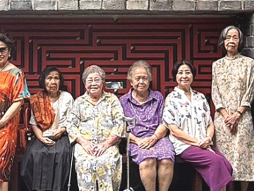 67 ปี บัญชีจุฬาฯรุ่น 19 : มุกดา จิราธิวัฒน์ เอื้อวัฒนะสกุล นัดเพื่อนนิสิตเก่าคณะพาณิชยศาสตร์และการบัญชี จุฬาลงกรณ์มหาวิทยาลัย รุ่นเข้าเรียนปี พ.ศ. 2501 อาทิ สุพจน์ ม่วงศิริ, ไพฑูรย์ ปานสูง, บุญครอง
รัตนวิเชียร, ชนาทิพย์ โปษยานนท์, พัชรี บุตรโพธิ์ และ ณรงค์ ศรียะราช สังสรรค์รำลึก 67 ปี แห่งความหลัง
บัญชีจุฬาฯรุ่น 19 ในบรรยากาศอันอบอุ่น ที่ ภัตตาคารอาหารจีน ไชน่าเพลส ถนนพระรามที่ 6