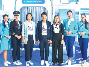 “Asia’s Boutique Airline” : อมรรัตน์ คงสวัสดิ์ รอง กก.ผอ.ใหญ่ฝ่ายขาย บมจ.
การบินกรุงเทพ และ พรทิพย์ วนิชนพรัตน์ ผจก.บริษัท พูม่าสปอร์ตส (ประเทศไทย)จำกัด เปิดตัวรองเท้าผ้าใบคอลเลคชั่นพิเศษ “Bangkok Airways x PUMA” สำหรับพนักงานบริการส่วนหน้า เสริมศักยภาพการให้บริการ ที่ ท่าอากาศยานสุวรรณภูมิ