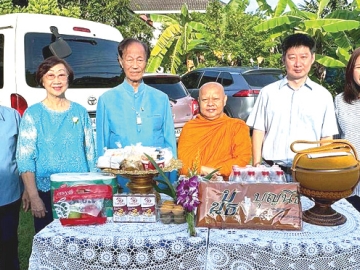 ถวายเป็นพระราชกุศล : สุรินทร์ โกสิยางกูร (อายุ 94 ปี) ประธานจัดงาน
“12 สิงหา มหาราชินี” ปีที่ 33 ถวายผ้าไตรแด่ พระศรีภัททิยบดี ผู้ช่วยเจ้าอาวาส วัดชนะสงครามราชวรมหาวิหาร และถวายภัตตาหารที่โรงพยาบาลสงฆ์ โดยมี สิทธิชัย อุดมแก้วกาญจนา, รัชฎา สายสน, พรพิมล-สรณันทน์ โกสิยางกูร ร่วมพิธี