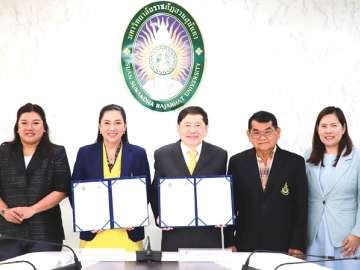 เรียนรู้ผ่านประสบการณ์จริง : นพศักดิ์ ตรีพรชัยศักดิ์ ประธานเจ้าหน้าที่บริหาร บจก.ร่วมเจริญพัฒนา และ รศ.ดร.ชุติกาญจน์ ศรีวิบูลย์ อธิการบดีมหาวิทยาลัยราชภัฏสวนสุนันทาร่วมลงนามความร่วมมือทางวิชาการ เตรียมความพร้อมให้บัณฑิต
สู่โลกการทำงานอย่างมีประสิทธิภาพ รับนักศึกษาเข้าฝึกงานกับ “แว่นท็อปเจริญ”