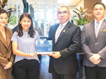 รีวิวจากผู้เข้าพัก : วุฒิศักดิ์ พิชญกานต์ ผจก.ทั่วไป โรงแรมเซ็นทารา
แกรนด์ฯ ลาดพร้าว กรุงเทพ รับรางวัล Traveller Review Awards 2025 จาก
Booking.com ในฐานะผู้ประกอบการธุรกิจการบริการที่สามารถมอบประสบการณ์ที่น่าประทับใจให้กับนักเดินทางจากทั่วโลก ด้วยมาตรฐานการบริการที่ใส่ใจทุกรายละเอียด