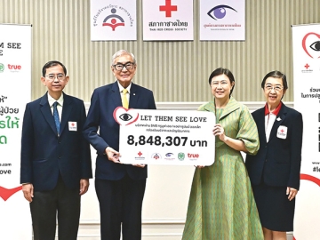“ขอบคุณผู้ให้” : เตช บุนนาค เลขาธิการสภากาชาดไทย รับมอบเงินบริจาคของลูกค้าทรูดีแทคทั่วประเทศ รวม 8,848,307 บาท ภายใต้โครงการ “Let Them See Love 2024” จาก รุ่งฟ้า เกียรติพจน์ ผู้บริหารด้านโครงการพิเศษ เครือเจริญโภคภัณฑ์ และ ผอ.ด้านแบรนด์ภาพลักษณ์องค์กร บมจ. ทรู คอร์ปอเรชั่น เพื่อรณรงค์การบริจาคอวัยวะ ดวงตา และทุนทรัพย์ในการสนับสนุนค่าใช้จ่ายที่เกี่ยวข้องกับกระบวนการปลูกถ่าย