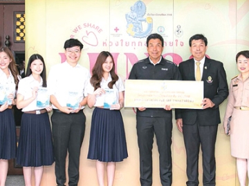 ห่วงใย ... ทุกลมหายใจ : รศ.นพ.ฉันชาย สิทธิพันธุ์ คณบดี คณะแพทยศาสตร์ จุฬาลงกรณ์มหาวิทยาลัย มอบหน้ากากอนามัยพอดี POR-DEE PM2.5 Face mask 2,400 ชิ้น ให้แก่ ชัชชาติ สิทธิพันธุ์ ผู้ว่าราชการกรุงเทพมหานคร เพื่อส่งต่อให้ประชาชนทั่วทุกเขต ใช้สำหรับการป้องกันฝุ่น PM2.5 และมลพิษทางอากาศ ในโครงการเข็มวันอานันทมหิดล ประจำปี 2568 โดยมี รศ.ทวิดา กมลเวชช รองผู้ว่าราชการ กทม.ร่วมในพิธี