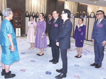 สมเด็จพระกนิษฐาธิราชเจ้า กรมสมเด็จพระเทพรัตนราชสุดาฯ สยามบรมราชกุมารี เสด็จออก ณ วังสระปทุม พระราชทานพระราชวโรกาสให้ นายกฤษณ์ จันทโนทก กรรมการและประธานเจ้าหน้าที่บริหาร ธนาคารไทยพาณิชย์ จำกัด
(มหาชน) นำคณะกรรมการและเจ้าหน้าที่ธนาคารฯ เฝ้าทูลละอองพระบาท ทูลเกล้าทูลกระหม่อมถวายเงินรายได้จากการร่วมกิจกรรมในงานกาชาด ประจำปี 2567 เพื่อบำรุงสภากาชาดไทย เมื่อวันอาทิตย์ที่ 10 สิงหาคม 2568 เวลา 17.30 น.

