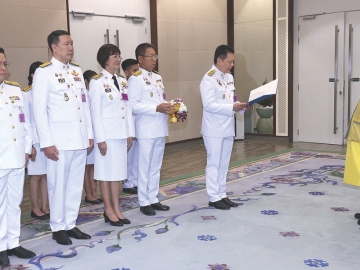 สมเด็จพระกนิษฐาธิราชเจ้า กรมสมเด็จพระเทพรัตนราชสุดาฯ สยามบรมราชกุมารี เสด็จออก ณ วังสระปทุม กรุงเทพมหานคร พระราชทานพระราชวโรกาสให้ นายลวรณ แสงสนิท ปลัดกระทรวงการคลัง นำคณะกรรมการ
ร้านกาชาดกระทรวงการคลัง เฝ้าทูลละอองพระบาท ทูลเกล้าทูลกระหม่อมถวายเงินรายได้จากการออกร้าน
ในงานกาชาด ประจำปี 2567 เพื่อบำรุงสภากาชาดไทย เมื่อวันจันทร์ที่ 4 สิงหาคม 2568 เวลา 15.00 น.