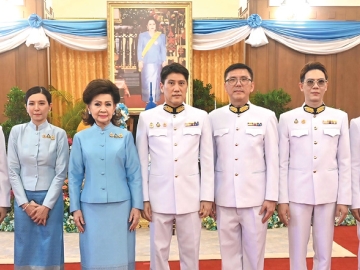 ถวายพระพร : ละออ ตั้งคารวคุณ รองประธานผู้ก่อตั้ง บมจ.ทีโอเอ เพ้นท์ (ประเทศไทย) และ จตุภัทร์ ตั้งคารวคุณ
ประธานเจ้าหน้าที่บริหาร พร้อมด้วยผู้บริหาร ทูลเกล้าฯ ถวายแจกันดอกไม้เบื้องหน้าพระฉายาลักษณ์ และลงนามถวายพระพรชัยมงคล เนื่องในโอกาสวันเฉลิมพระชนมพรรษา สมเด็จพระนางเจ้าสิริกิติ์ พระบรมราชินีนาถ พระบรมราชชนนีพันปีหลวง 12 สิงหาคม 2568 ณ ศาลาสหทัยสมาคม ในพระบรมมหาราชวัง