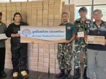 เพื่อผู้พิทักษ์แผ่นดิน : ศศิกมล พุ่มนางแย้ม กรรมการ สมาคมกู้ชีพบัวเพชร รับมอบ
น้ำนมข้าวโอ๊ตแบรนด์ ลัฟ รสช็อกโกแลต จำนวน 28,224 กล่อง มูลค่ากว่า
762,000 บาท จาก มูลนิธิเฮอริเทจ(ประเทศไทย) เพื่อกระจายสู่หน่วยทหารหน้าแนว
ในพื้นที่เป้าหมาย 4 จังหวัด ได้แก่ บุรีรัมย์, ศรีสะเกษ, สระแก้ว และอุบลราชธานี