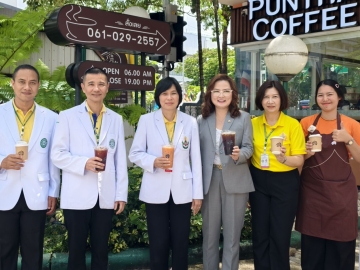 เพื่อผู้บริจาคเลือดช่วยชายแดน : สุขวสา ภูชัชวนิชกุล กก.ผจก.บจก.กาแฟพันธุ์ไทย และ พล.ต.หญิง ปริยนันทน์ จารุจินดา ผอ.สถาบันพยาธิวิทยา ศูนย์อำนวยการแพทย์พระมงกุฎเกล้ามอบเครื่องดื่มฟรี ที่ ร้านกาแฟพันธุ์ไทย สาขา
รพ.พระมงกุฎเกล้า, วิทยาลัยพยาบาลกองทัพบก และองค์การสงเคราะห์ทหารผ่านศึก