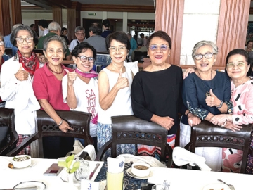 ประชุมกลุ่มทำงาน : พล.ต.หญิง สาริณี มกรมณี, พล.ต.หญิง นิลุบล วรรณวนิช และ รศ.ดร.ทรงพร
ทาเจริญศักดิ์ นัดเพื่อนศิษย์เก่า โรงเรียนสตรีวิทยา รุ่น 64 ประชุมเพื่อเตรียมจัดงานรวมรุ่นครั้งใหญ่ปลายปี 2568 โดยมี ชฎาวดี คงสิริ, สุนทรี ศุภวงศ์, รัชนี กัลยาณคุณาวุฒิ, บุญจิรา ถึงสุข, พรทิพา ถาวรบุตร, พูนสุข ชินะจิตพันธุ์ และ ตุ้มทอง สิรินุต ร่วมงาน ที่ ห้อง The Winning Post สมาคมราชกรีฑาสโมสร