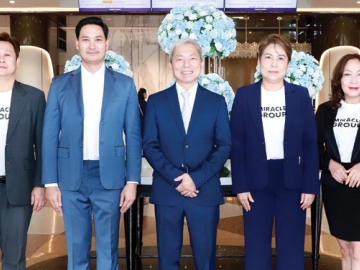 ประชุมวิชาการ : อนัคพล อิงคะกุล รองประธานกรรมการบริหาร มิราเคิล กรุ๊ป พร้อม
คณะผู้บริหาร ต้อนรับ นพ.ทวีศักดิ์ โชติวัฒนพงษ์ ผอ.มูลนิธิรักษ์หัวใจ และ ประธานศูนย์
ความเป็นเลิศด้านโรคทรวงอก ในโอกาสเป็นประธานเปิดการประชุม หัวข้อ “8th CDI-
International Heart Symposium & Train The Trainer Annual Forum 2025” จัดโดย สถาบันโรคทรวงอก กรมการแพทย์ กระทรวงสาธารณสุข ที่ โรงแรมมิราเคิล แกรนด์ คอนเวนชั่น