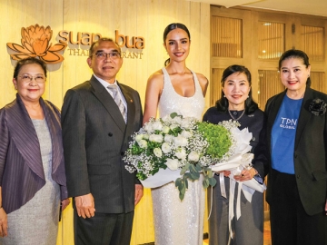 ร่วมยินดี : สุพัตรา จิราธิวัฒน์ กก.บมจ.โรงแรมเซ็นทรัลพลาซา และ วุฒิศักดิ์
พิชญกานต์ ผจก.ทั่วไป โรงแรมเซ็นทารา แกรนด์ฯ ลาดพร้าว ต้อนรับ โอปอล
สุชาตา ช่วงศรี Miss World 2025 ในโอกาสเข้าพักที่โรงแรมฯ และร่วมรับประทาน
อาหารค่ำเมนูตำรับชาววัง ด้วยแนวคิด “อาหารเป็นยา” ที่ ห้องอาหารสวนบัว
