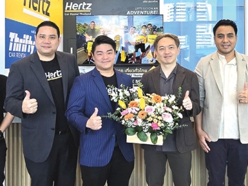 สาขาล่าสุด : แจ็คกี้ เธีย ผจก.ทั่วไป ศูนย์การค้าจังซีลอน ป่าตอง ภูเก็ต มอบกระเช้าดอกไม้แสดงความ
ยินดีกับ รัฐวุฒิ พานิชชีวะ ปธ.จนท.บห.บจก.พารากอน คาร์ เรนทัล และ ปรัชญา แพทยานนท์ ปธ.จนท.
สายงานขายรายย่อย ในโอกาสเปิดเคาน์เตอร์ “Hertz Thailand” (เฮิร์ซ ประเทศไทย) ผู้ให้บริการรถเช่าและ
การจองรถเช่าออนไลน์ พร้อมการให้บริการระดับพรีเมียม สาขาใหม่ ที่ ศูนย์การค้าจังซีลอน ป่าตอง ภูเก็ต