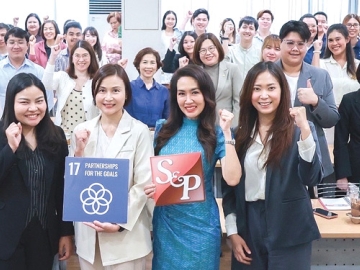 S&P Knowledge Sharing : มณีสุดา ศิลาอ่อน ปธ.จนท.สำนักพัฒนาความยั่งยืนและสื่อสารองค์กร บมจ.เอส แอนด์ พี ซินดิเคท จัดอบรมเชิงปฏิบัติการให้แก่คู่ค้า
ธุรกิจรายสำคัญ หัวข้อ “S&P ส่งเสริมศักยภาพคู่ค้า เพื่อร่วมบรรลุเป้าหมาย Net Zero” โดยเชิญ ดร.วิชชุวรรณ พึ่งเจริญ Head of Climate Solutions ฝ่ายนวัตกรรม
พลังงาน บมจ.บีซีพีจี ผู้นำด้านโซลูชั่นพลังงานและการบริหารจัดการคาร์บอน ผู้เชี่ยวชาญนโยบายการเปลี่ยนแปลงสภาพภูมิอากาศ มาบรรยายให้ความรู้ความเข้าใจและยกระดับขีดความสามารถของคู่ค้าในการประเมินคาร์บอนฟุตพริ้นท์ เดินหน้าสู่เป้าหมายความเป็นกลางทางคาร์บอนร่วมกันที่ S&P Hall ถนนสุขุมวิท 26