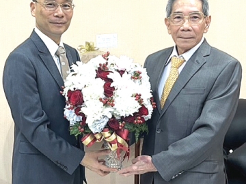 รับตำแหน่งใหม่ : ดร.องอาจ เดชอิทธิรัตน์ ที่ปรึกษาสำนักประธานอาวุโส เครือเจริญโภคภัณฑ์ แสดงความยินดีกับ มร.
ปีเตอร์ หลาน ผู้แทนรัฐบาลสาธารณรัฐจีน (ไต้หวัน) ประจำประเทศไทย ที่ สำนักงานเศรษฐกิจและวัฒนธรรมไทเป กรุงเทพฯ