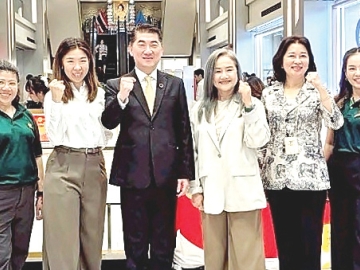 สานต่อพันธกิจเพื่อสังคม : ประสิทธิ์ บุญดวงประเสริฐ ประธานคณะผู้บริหาร บมจ.เจริญโภคภัณฑ์อาหาร
(ซีพีเอฟ) จัดกิจกรรม “ทุกการซื้อ คือพลังแห่งการให้” นำผลิตภัณฑ์สินค้าคุณภาพของซีพีเอฟ จัดจำหน่าย
ในราคาพิเศษ เพื่อนำรายได้หลังหักค่าใช้จ่ายร่วมสมทบทุนซ่อมแซมอาคารโรงพยาบาลชายแดนใน 7 จังหวัด
พื้นที่เสี่ยงที่ได้รับผลกระทบจากเหตุการณ์ชายแดนไทย-กัมพูชา ที่ อาคาร ซี.พี.ทาวเวอร์ ถนนสีลม