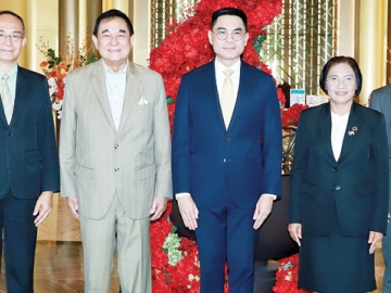 เผยแพร่และรับฟังความคิดเห็น : ดร.อัศวิน อิงคะกุล ประธานกรรมการบริหารมิราเคิล กรุ๊ป ต้อนรับ ดร.พิรุณ สัยยะสิทธิ์พานิช อธิบดีกรมการเปลี่ยนแปลงสภาพภูมิอากาศและสิ่งแวดล้อม ในโอกาสเป็นประธานเปิดการประชุม “การจัดทำแนวทางการขอรับการสนับสนุนทางการเงินด้านการปรับตัวต่อการเปลี่ยนแปลงสภาพ
ภูมิอากาศ” โดยมี ระเบียบ ภูผา ผอ.กองขับเคลื่อนการปรับตัวฯ ร่วมงาน ที่ โรงแรมอัศวิน แกรนด์ คอนเวนชั่น