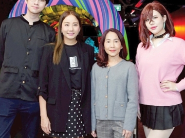 เพื่อคนรักอนิเมะ : สหัพย์ภัค โชควิจิตรกุล กก.ผจก.ศูนย์การค้าเอ็ม บี เค เซ็นเตอร์ ร่วมเปิดตัวนิทรรศการ “DANDADAN
POP-UP STORE THAILAND” ที่จะพาทุกคน
หลุดเข้าไปในโลกของดันดาดัน จัดโดย พิชชาภา ณรงค์พันธ์ กก.ผจก.บจก.ไฟว์สตาร์ เอเจนซี่ ที่เอ็ม บี เค เซ็นเตอร์