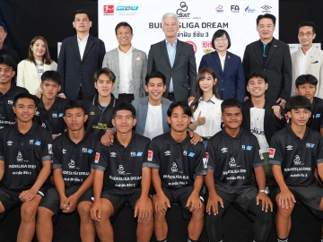 เตะล่าฝัน ซีซัน 3 : ดร.แอ็นส์ท ไรเชิล เอกอัครราชทูตสหพันธ์สาธารณรัฐเยอรมนีประจำราชอาณาจักรไทย
แถลงข่าวโครงการ “SAT Presents Bundesliga Dream” โดยมี พรชัย พูนล้ำเลิศ รักษาการ กก.ผอ.ใหญ่ สถานีโทรทัศน์ PPTV HD ช่อง 36 พร้อมพันธมิตรจาก Bundesliga International, การกีฬาแห่งประเทศไทย, สมาคมฟุตบอลฯ และ บมจ.การบินกรุงเทพ ร่วมงาน ที่ อาคารเฉลิมพระเกียรติ การกีฬาแห่งประเทศไทย