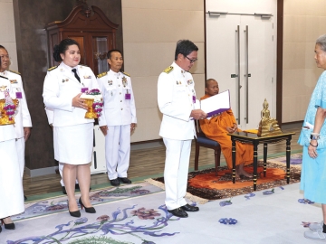 สมเด็จพระกนิษฐาธิราชเจ้า กรมสมเด็จพระเทพรัตนราชสุดาฯ สยามบรมราชกุมารี เสด็จออก ณ วังสระปทุม
พระราชทานพระราชวโรกาสให้ประธานสภาเกษตรกรจังหวัดฉะเชิงเทรา นำสมาชิกสภาเกษตรกรจังหวัดฉะเชิงเทรา และคณะสมาคมกลุ่มโรงเรียนค่ายพุทธบุตร เฝ้าฯ ทูลเกล้าฯ ถวายข้าวสารพันธุ์หอมมะลิ 105 เพื่อพระราชทานแก่โรงเรียนตำรวจตระเวนชายแดนและโรงเรียนในถิ่นทุรกันดารตามพระราชอัธยาศัย