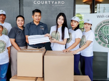 เพื่อสังคม : รัตพร แนมน้อย ผอ.ฝ่ายวิศวกรรม โรงแรมคอร์ทยาร์ด บาย แมริออทฯ
สุวรรณภูมิ แอร์พอร์ท มอบผ้าลินินสภาพดี 80 ผืน ให้แก่โครงการ Global Hospitality Aid เพื่อนำสิ่งของเหลือใช้จากโรงแรมในประเทศไทยไปแปรรูปเป็น
ชุดยังชีพ สำหรับช่วยเหลือผู้พลัดถิ่นในพื้นที่ความขัดแย้งและเขตภัยพิบัติทั่วโลก