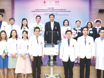 แห่งแรกในประเทศไทย : รศ.นพ.ฉันชาย สิทธิพันธุ์ ผอ.รพ.จุฬาลงกรณ์ สภากาชาดไทย และคณบดีคณะแพทยศาสตร์ จุฬาฯ และ พญ.ศิริพร อธิสกุล หัวหน้าห้องปฏิบัติการสวนหัวใจและหลอดเลือด นำเทคโนโลยีเครื่องช่วยพยุงการทำงานของหัวใจ Impella System มาใช้ขณะทำหัตถการสวนและขยายหลอดเลือดหัวใจด้วยบอลลูนและขดลวดในผู้ป่วยที่มีความเสี่ยงสูงมาก ทำหัตถการโดยไม่ต้องผ่าตัดได้ปลอดภัยมากขึ้น เพิ่มอัตราการรอดชีวิต ผู้ป่วยปลอดภัยและฟื้นตัวเร็ว