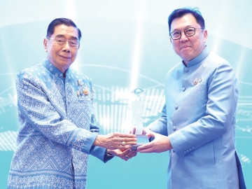 เชิดชูเกียรติ : นายกองเอก เปล่งศักดิ์ ประกาศเภสัช ที่ปรึกษาอาวุโส บมจ.ไทยเซ็นทรัลเคมี ผู้นำด้านการผลิต
และจำหน่ายปุ๋ยเคมีคุณภาพสูงรายใหญ่ของประเทศไทย ภายใต้ตราสินค้าหัววัว-คันไถ รับรางวัล “เพชรพาณิชย์” ประจำปี 2568 จาก จตุพร บุรุษพัฒน์ รมว.พาณิชย์ ในฐานะผู้ประกอบการที่มีบทบาท
สำคัญและทำคุณประโยชน์ต่อกระทรวงพาณิชย์ รวมถึงส่งเสริมการพัฒนาเศรษฐกิจการค้าของไทย