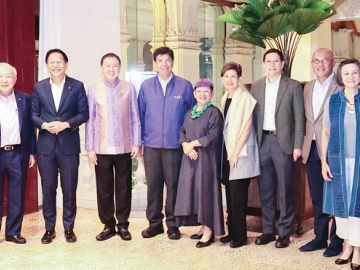 ให้คำปรึกษาและชี้แนะ : สนั่น อังอุบลกุล ประธานกรรมการบริหาร มูลนิธิเพื่อสถาบันการศึกษาวิชาการจัดการแห่งประเทศไทย (IMET) เลี้ยงขอบคุณ เมนทอร์ ไอเมท รุ่น 7 โดยมี ดร.ชุมพล พรประภา, ศ.(พิเศษ) ดร.สาคร สุขศรีวงศ์, เทวินทร์ วงศ์วานิช, รศ.นพ.ฉันชาย สิทธิพันธุ์, ดร.วิรไท สันติประภพ, รศ.พรหมพิไล
คุณาพันธุ์, พรรณี ชัยกุล และ วรรณิภา ภักดีบุตร ร่วมงานที่ โรงแรมแกรนด์ไฮแอท เอราวัณ กรุงเทพ