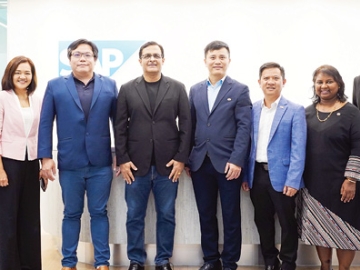 ปรับปรุงกระบวนการทำงานสู่ดิจิทัล : มร.เลวี่ เหงียน ปธ.จนท.บห.บริษัท FPT ไต้หวัน–ประเทศไทย และ มร.ดีพัค เคาชิค (คนที่ 4 จากซ้าย) ประธานเจ้าหน้าที่ฝ่ายพันธมิตร ภูมิภาคเอเชียตะวันออกเฉียงใต้ บริษัท SAP ประเทศไทย ร่วมลงนามความร่วมมือเชิงกลยุทธ์ ภายใต้โครงการ SAP PartnerEdge ในฐานะ
Sell Partner ครอบคลุมสิงคโปร์ มาเลเซีย และประเทศไทย ขับเคลื่อนนวัตกรรมด้วยโซลูชั่นชั้นนำระดับโลก