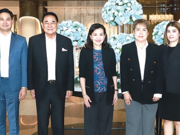 จุดไอเดียใหม่ให้กลายเป็นจริง : ดร.อัศวิน อิงคะกุล ประธานกรรมการบริหาร มิราเคิล กรุ๊ป และ อนัคพล
อิงคะกุล รองประธานกรรมการบริหาร พร้อมคณะผู้บริหาร ร่วมกันต้อนรับ พญ.นลินี ไพบูลย์ ประธานกรรมการ
บริษัท กิฟฟารีน สกายไลน์ ยูนิตี้ จำกัด ในโอกาสเป็นประธานเปิดงาน “Giffarine Biz Spark Camp Bangkok”
แคมป์ธุรกิจประจำปีที่จุดประกายธุรกิจ ที่ โรงแรมมิราเคิล แกรนด์ คอนเวนชั่น เขตหลักสี่ กรุงเทพฯ
