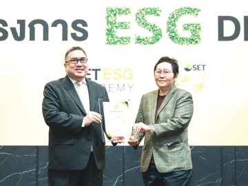 “องค์กรต้นแบบการเรียนรู้ด้าน ESG” : สัตยา มหัตถนาพาณิช รอง กก.ผจก.ใหญ่ สายงานบริหารความเป็นเลิศ
องค์กร บริษัท บีซีพีจี จำกัด (มหาชน) รับเกียรติบัตรจาก ดร.ศรพล ตุลยะเสถียร รอง ผจก.ตลาดหลักทรัพย์
แห่งประเทศไทย โดยบีซีพีจีประสบความสำเร็จในการขับเคลื่อนการเรียนรู้และปลูกฝัง “วัฒนธรรม ESG” ภายในองค์กร สนับสนุนให้บุคลากรทุกระดับเข้าร่วม “โครงการ ESG DNA” อย่างเป็นระบบและต่อเนื่อง