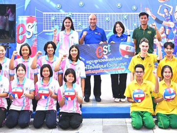 “เสิร์ฟเอส เชียร์ไทยให้ AWESOME” : สุภรณ์ เด่นไพศาล ผอ.อาวุโส ผู้บริหารสูงสุด สายธุรกิจเครื่องดื่มไม่มีแอลกอฮอล์ ประเทศไทย และ โรจนสิทธิ์ มีนิจสิน ผช.ผอ.ฝ่ายกีฬา บมจ.ไทยเบฟเวอเรจ ร่วมกันมอบลูกวอลเลย์บอลให้แก่โรงเรียนสวนกุหลาบวิทยาลัย นนทบุรี และโรงเรียนบริบูรณ์สิงห์ ซึ่งสนับสนุนการแข่งขันวอลเลย์บอลหญิงชิงแชมป์โลก 2025 เพื่อส่งเสริมการฝึกฝน พัฒนาทักษะด้านการกีฬาให้แก่เยาวชนไทย