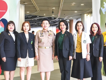 เพื่อสุขภาพที่ดี : พุทธชาด ศรีนิศากร ประธานเจ้าหน้าที่บริหาร สายการตลาด บมจ.เอ็ม บี เค และ สหัพย์ภัค โชควิจิตรกุล กก.ผจก.ศูนย์การค้าเอ็ม บี เค เซ็นเตอร์ บจก.เอ็มบีเค เซอร์วิส โซลูชั่น ต้อนรับ พญ.วันทนีย์ วัฒนะ
ปลัดกรุงเทพมหานคร ที่มาชมการให้บริการตรวจสุขภาพและคัดกรองโรคโดยสำนักการแพทย์ กทม.และ รพ.กลาง ในโครงการคาราวานตรวจสุขภาพฟรี 1 ล้านคน โดยไม่มีค่าใช้จ่าย ที่ศูนย์การค้าเอ็ม บี เค เซ็นเตอร์