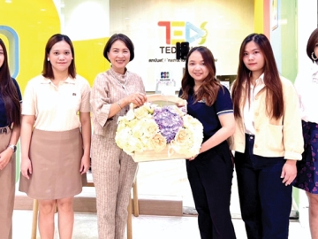 เปิดสาขาใหม่ : จรูญรัตน์ สาลี กก.ผจก.บจก.พาราไดซ์ พาร์ค ร่วมยินดีกับ ศุภรัตน์
ศรีษะบาล ผจก.สถาบัน TEDS PLAY สาขาพาราไดซ์ พาร์ค ในในโอกาสเปิด
TEDS PLAY สถาบันเสริมทักษะเทคโนโลยีและนวัตกรรมสำหรับเด็กยุคดิจิทัล
ในรูปแบบ STEAM Education ที่ศูนย์การค้าพาราไดซ์ พาร์ค ถนนศรีนครินทร์