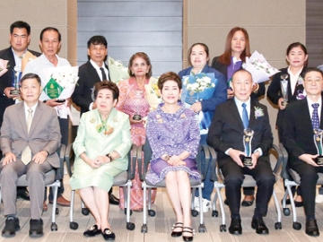 โรงงานน้ำตาล 5 รางวัล : คุณหญิงณัฐิกา วัธนเวคิน อังอุบลกุล ประธานกรรมการบริหาร กลุ่ม บมจ.น้ำตาลและอ้อยตะวันออก และคณะผู้บริหารร่วมยินดีที่ได้รับรางวัลโรงงานน้ำตาลยอดเยี่ยมประจำปี 2568, โรงงานน้ำตาลดีเด่นอันดับ 1 และอันดับ 2 ปี 2567 และปี 2568 รวม 5 รางวัล จากกระทรวงอุตสาหกรรม โดยมี
จรรย์สมร วัธนเวคิน, กิตติศักดิ์ วัธนเวคิน และ ประกอบ คณูวัฒนา ร่วมงานที่โรงแรมเบอร์เคลีย์ ประตูน้ำ