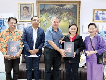 มอบหนังสือที่ระลึก : เขมทัต กรัยวิเชียร บุตรชาย ศ.พิเศษ ธานินทร์ กรัยวิเชียร นำหนังสือที่ระลึกงานพระราชทานเพลิงศพ ศ.พิเศษ ธานินทร์ กรัยวิเชียร อดีตนายกรัฐมนตรี และองคมนตรีในรัชกาลที่ 9 มามอบให้
อัญชะลี ไพรีรัก, จิตรกร บุษบา และ ปรเมศร์ ภู่โต ทีมข่าว Youtube แนวหน้าออนไลน์ โดยมี ผาณิต
พูนศิริวงศ์ ประธานเจ้าหน้าที่ บริษัทหนังสือพิมพ์แนวหน้า ร่วมต้อนรับ ที่ สำนักงาน นสพ.แนวหน้า เขตหลักสี่