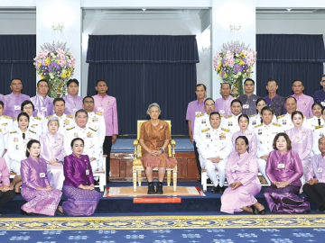 สมเด็จพระกนิษฐาธิราชเจ้า กรมสมเด็จพระเทพรัตนราชสุดาฯ สยามบรมราชกุมารี เสด็จลง ณ ศาลาดุสิดาลัย สวนจิตรลดา พระราชทานพระราชวโรกาสให้
นายภูมิธรรม เวชยชัย รัฐมนตรีว่าการกระทรวงมหาดไทย นำคณะผู้บริหารระดับสูง ผู้บริหารระดับกรมและหน่วยงานรัฐวิสาหกิจสังกัดกระทรวงมหาดไทย ผู้นำตำบลเข้มแข็งตามหลักปรัชญาของเศรษฐกิจพอเพียงดีเลิศระดับจังหวัด ผู้นำอาสาพัฒนาชุมชนดีเด่น ฯลฯ เฝ้าทูลละอองธุลีพระบาท ทูลเกล้าทูลกระหม่อมถวายเงินโดยเสด็จพระราชกุศลตามพระราชอัธยาศัย เพื่อสมทบกองทุนพัฒนาเด็กและเยาวชนในถิ่นทุรกันดาร เมื่อวันพุธที่ 3 กันยายน 2568 เวลา 09.00 น.