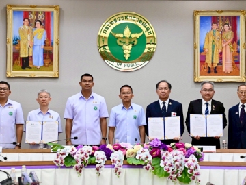 ช่วยเหลือด้านมนุษยธรรม : กฤษฎา บุญราช ผู้ช่วยเลขาธิการสภากาชาดไทย ร่วมลงนามความร่วมมือในการประยุกต์ใช้เทคโนโลยีระบุตัวตนของบุคคลที่ไม่มีเอกสารประจำตัวในประเทศไทย เพื่อการสาธารณสุข ระหว่าง สภากาชาดไทย กระทรวงสาธารณสุข และสำนักงานพัฒนาวิทยาศาสตร์และเทคโนโลยีแห่งชาติ