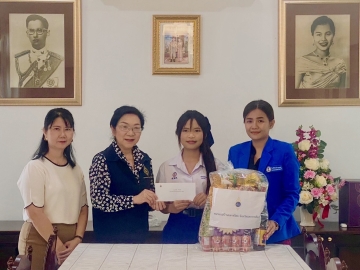 จากจังหวัดต่างๆทุกภาคทั่วประเทศ : กุลทรัพย์ ชื่นโกสุม ประธานอุปการะเยาวชนประจำจังหวัดนครราชสีมา มูลนิธิร่วมจิตต์น้อมกล้าฯ เพื่อเยาวชนฯ มอบเงินสนับสนุนให้เยาวชนทุนที่ได้รับการคัดเลือกจากผู้ว่าราชการจังหวัด มาทัศนศึกษาในกรุงเทพมหานคร และปริมณฑล ตามโครงการส่งเสริมศิลปะและวัฒนธรรมไทย