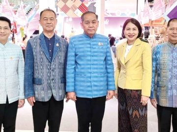 พหุวัฒนธรรม : จรูญรัตน์ สาลี กก.ผจก.บจก.พาราไดซ์ พาร์ค ต้อนรับ ประสพ
เรียงเงิน ปลัดกระทรวงวัฒนธรรม และ ชัยพล สุขเอี่ยม อธิบดีกรมการศาสนา ในงาน
“มหกรรมสีสันแห่งศรัทธา พัฒนาชุมชนพลังบวร” ส่งเสริมการเรียนรู้คำสอนทางศาสนา และนิทรรศการศาสนวัตถุ 5 ศาสนา ที่ ศูนย์การค้าพาราไดซ์ พาร์ค