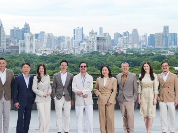 ที่สุดของกรุงเทพฯ : สุทธิธรรม จิราธิวัฒน์ ประธานกรรมการ บมจ.เซ็นทรัลพัฒนา, วัลยา จิราธิวัฒน์ ประธานคณะเจ้าหน้าที่บริหาร พร้อมด้วยคณะผู้บริหาร บมจ.เซ็นทรัลพัฒนา ทำพิธีเปิด
“Central Park” แลนด์มาร์คระดับโลกแห่งใหม่ ศูนย์การค้าลำดับที่ 43 ของเซ็นทรัลพัฒนา และเป็นส่วนหนึ่งของโครงการมิกซ์ยูสคุณภาพระดับโลก “ดุสิต เซ็นทรัล พาร์ค” มูลค่าโครงการ
รวม 46,000 ล้านบาท โดยมี Roof Park สวนลอยฟ้าบนพื้นที่กว่า 7 ไร่ ใหญ่ที่สุดในไทย เพื่อการใช้ชีวิตคนเมืองและพลิกโฉมรีเทลสู่อนาคต ยกระดับทุกมิติไลฟ์สไตล์คนเมืองผสานธรรมชาติ
อย่างสมบูรณ์แบบ พร้อม 550 แบรนด์ดังระดับโลกและไทย ทั้งร้านอาหาร คาเฟ่ แฟชั่น ไลฟ์สไตล์ แกดเจ็ตชั้นนำทยอยเปิดตัวอย่างต่อเนื่อง ที่ หัวมุมถนนสีลม ตัดกับ ถนนพระรามที่ 4