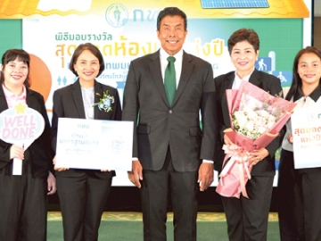 สะอาด เพียงพอ ปลอดภัย : จรูญรัตน์ สาลี กก.ผจก.บจก.พาราไดซ์ พาร์ค ศูนย์การค้า
ในเครือเอ็ม บี เค รับรางวัล “ห้องน้ำมาตรฐานดีเด่น” ประเภทศูนย์การค้า จาก
ชัชชาติ สิทธิพันธุ์ ผู้ว่าราชการกรุงเทพมหานคร ด้วยคุณภาพการดูแลและความใส่ใจ
ในสุขอนามัยของผู้มาใช้บริการ ที่ ศาลาว่าการกรุงเทพมหานคร เสาชิงช้า