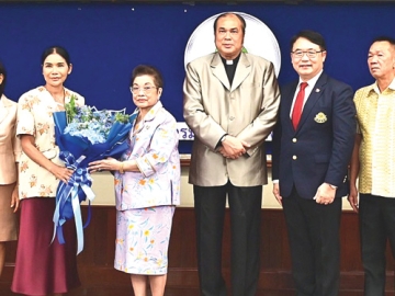 แสดงความยินดี : ม.ร.ว.พร้อมฉัตร สวัสดิวัตน์ รองประธานกรรมการอำนวยการ มูลนิธิร่วมจิตต์น้อมเกล้าฯ
เพื่อเยาวชน ในพระบรมราชินูปถัมภ์ มอบดอกไม้แสดงความยินดีกับ เกษร แก้วทิพย์ ในโอกาสรับตำแหน่ง
นายกสมาคมแม่บ้านภริยาอัยการ โดยมีคณะกรรมการมูลนิธิฯ อาทิ ภราดา ดร.ศิริชัย ฟอนซีกา, อุบล อัครพัฒน์, ดร.พรชัย มงคลวนิช และ จิรวรรณ เพ็ญพาส ร่วมยินดี ที่ กรมประชาสัมพันธ์