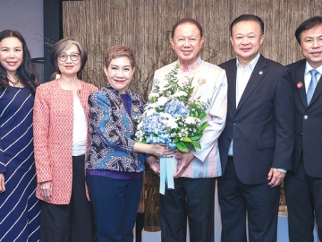 ยินดีกับ ผอ.สสปน. : สนั่น อังอุบลกุล ประธานอาวุโส สภาหอการค้าแห่งประเทศไทย มอบดอกไม้แสดง
ความยินดีกับ ศุภวรรณ ตีระรัตน์ ในโอกาสที่ได้รับการแต่งตั้งให้ดำรงตำแหน่ง ผู้อำนวยการ สำนักงาน
ส่งเสริมการจัดการประชุมและนิทรรศการ (องค์กรมหาชน) หรือ สสปน. โดยมี ยุทธศักดิ์ สุภสร, ดร.กฤษณะ
วจีไกรลาศ, ปรีชา สนั่นวัฒนานนท์ และ จุฑารัตน์ อภิวัฒน์ธนิกุล ร่วมยินดีด้วย ที่โรงแรมโซ แบงคอก